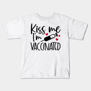 Kiss me i'm vaccinated Kids T-Shirt